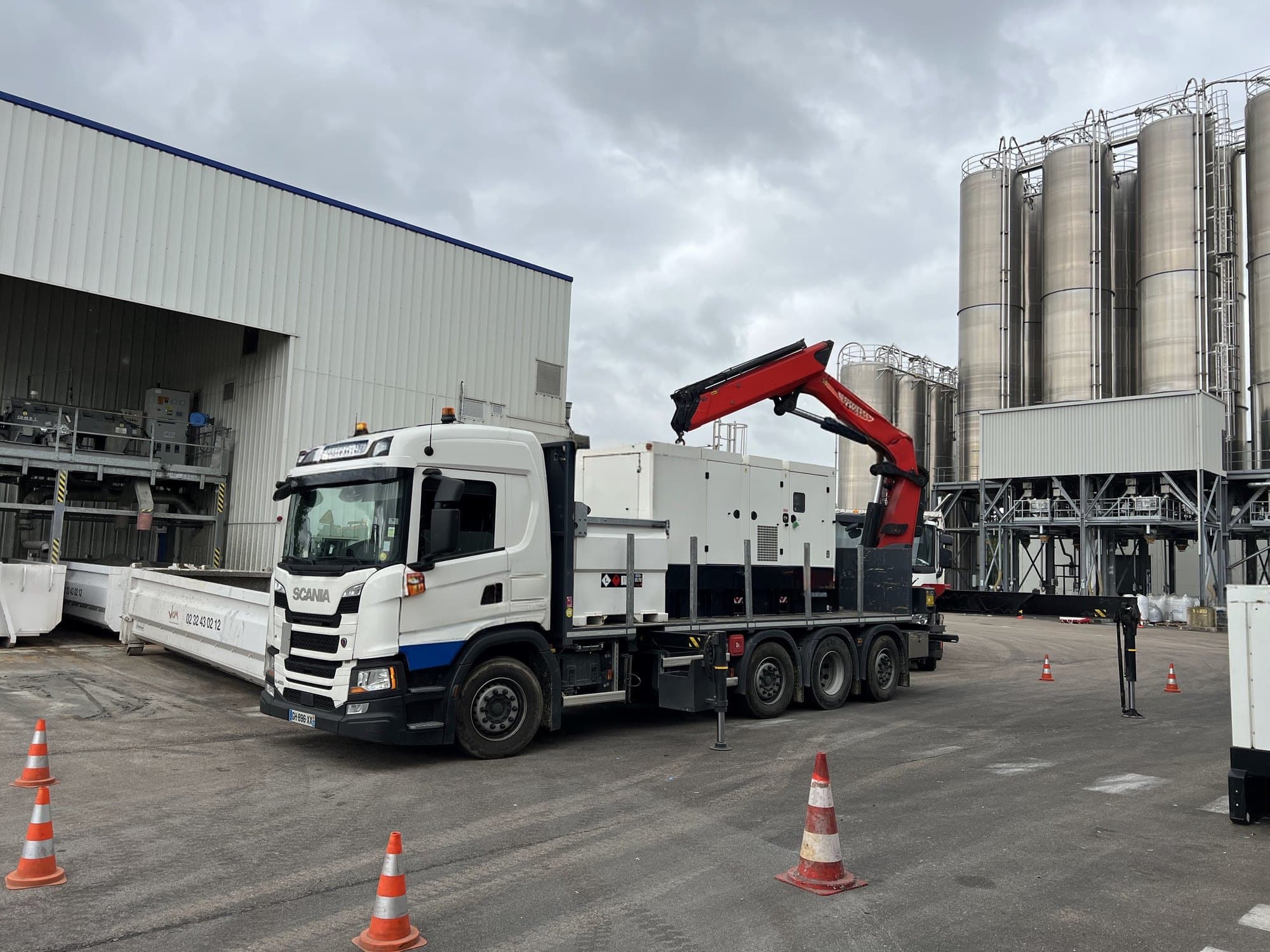Livraison d'un groupe électrogène Fortis Power sur site par camion-grue
